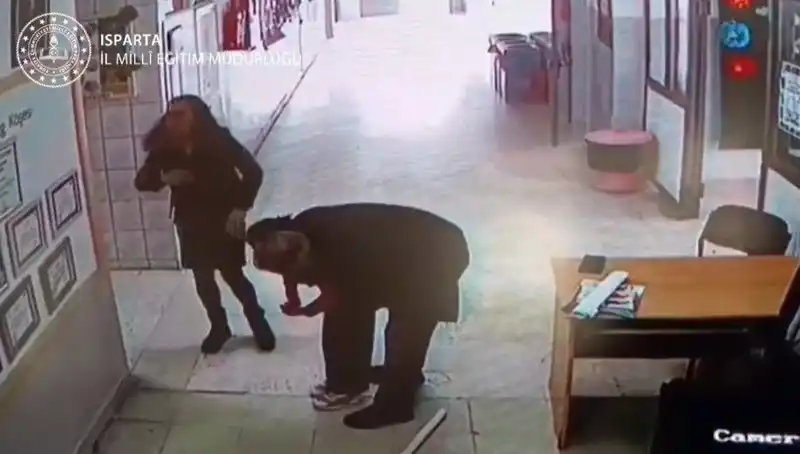 İlkokulda Heimlich Manevrası: Öğretmen Öğrencisini Hayata Döndürdü!