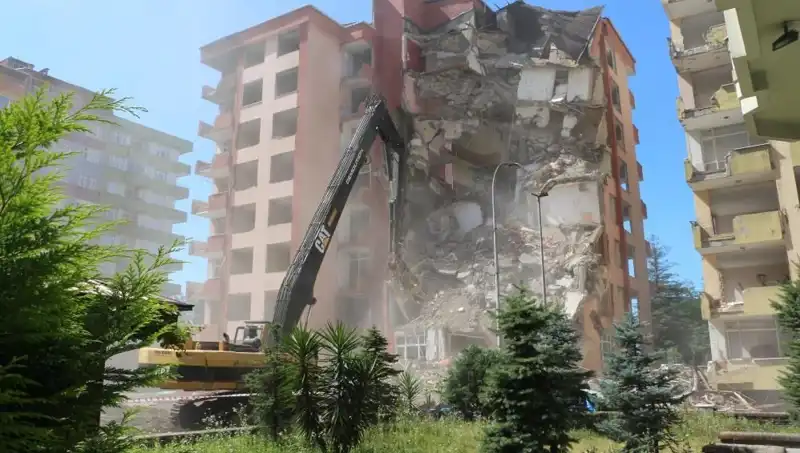 İzmir'de Deprem Olmadan Yıkılan Binalar: Dalgaların Etkisiyle Yıkım Süreci Başlıyor
