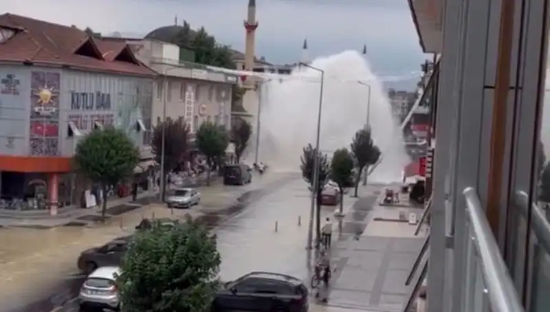 ** Şehirde Şok! İçme Suyu Hattı Patladı, Su Yüksekten Fışkırdı!**