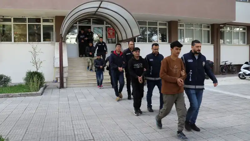 Düzensiz Göçmenlerin Yakalanması: İki İl'de 21 Kişi Ele Geçirildi