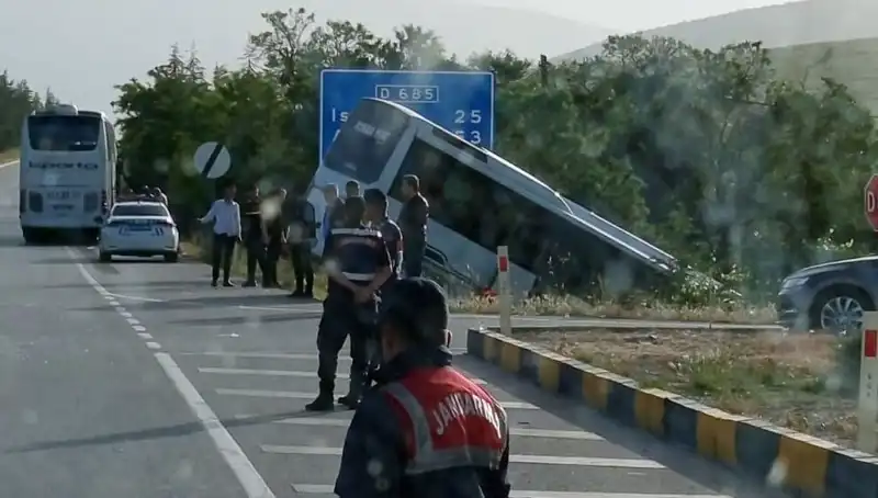 Isparta'da Tur Otobüsü ile Yolcu Otobüsü Çarpıştı: Çok Sayıda Yaralı