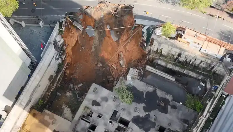 Sarıyer'de Aniden Çöken Yol, Kente Darbe Üstüne Darbe Vurdu!