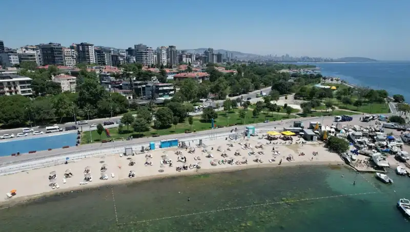 İstanbul’da Sıcak Havanın Etkisi: Caddebostan Sahili Dolup Taştı