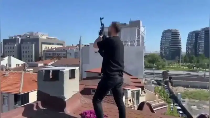 İstanbul’da Gerilim Dolu Operasyonda Çatıya Saklanan Şahıslar Bacadan AK-47 ile Ele Geçirildi