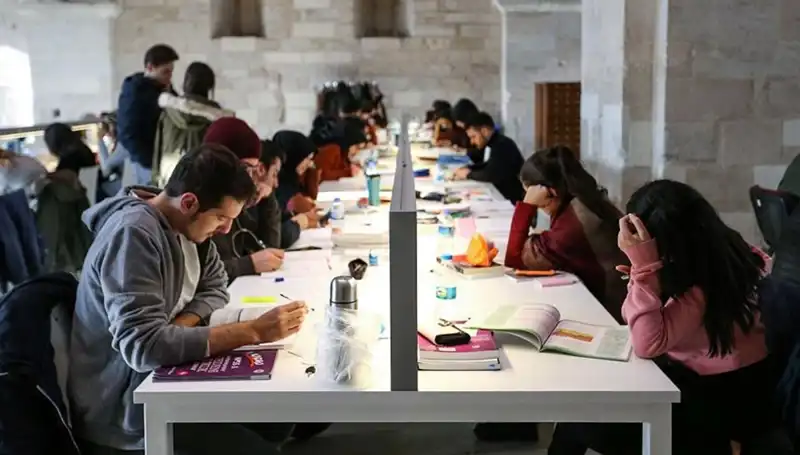 Üniversiteler 2024 Eğitim Öğretim Takvimlerini Açıkladı: İşte Tüm Detaylar