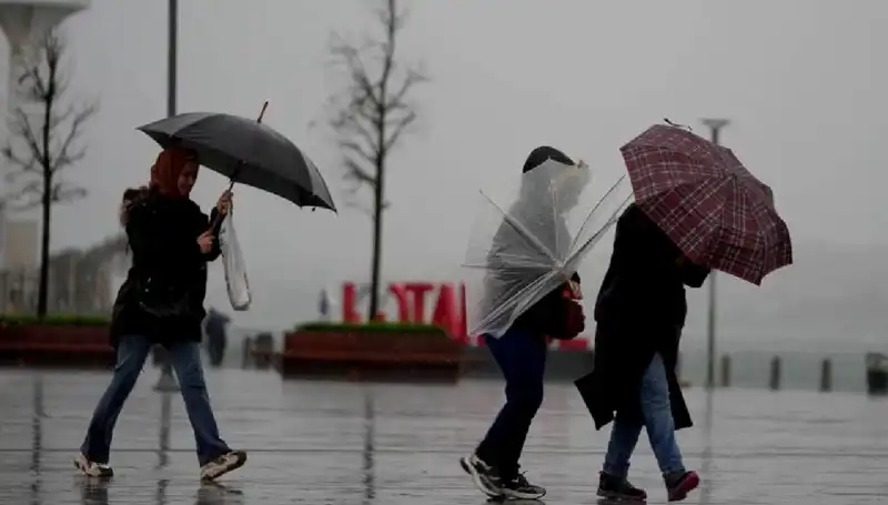 Türkiye'de İki Bölgeye Kuvvetli Sağanak Yağış Uyarısı: Hazırlıklı Olun!