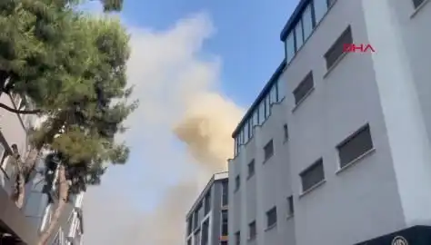 İstanbul'da 4 Katlı İş Merkezinde Yangın: Ekipler Olay Yerine Sevk Edildi