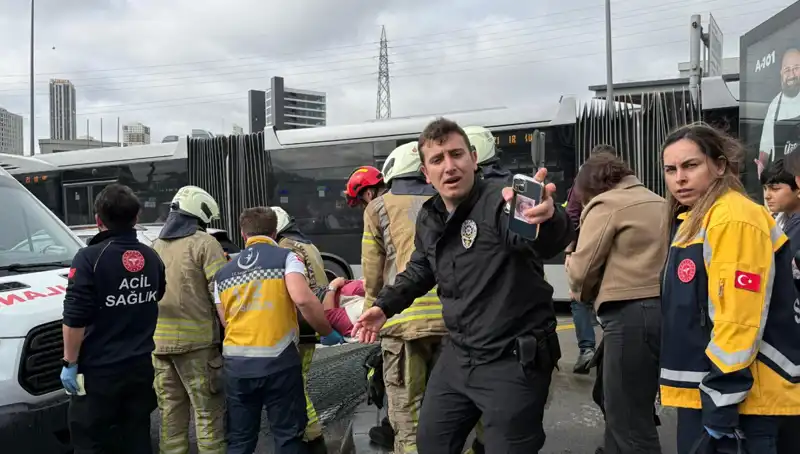 Metrobüste Korkunç Kaza: Seferler Durduruldu, Can Kaybı ve Yaralılar Var!