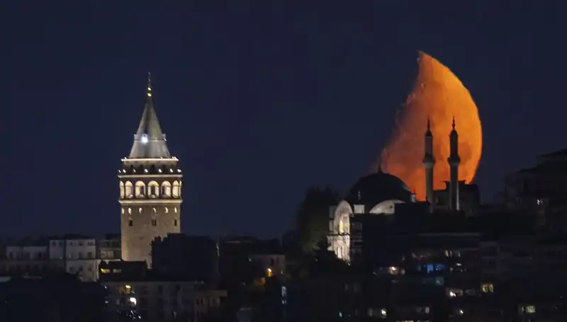İstanbul'da Yarım Ay Gökyüzünü Büyüledi: Geceye Renk Katan Olay