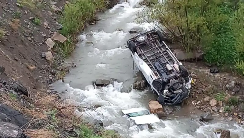 Hakkari'de Korkunç Minibüs Kazası: İki Ölü, Üç Yaralı