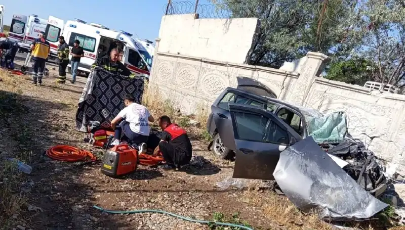 Lastiği Patlayan Araç İstinat Duvarına Çarptı: 1 Kişi Hayatını Kaybetti, 6 Yaralı