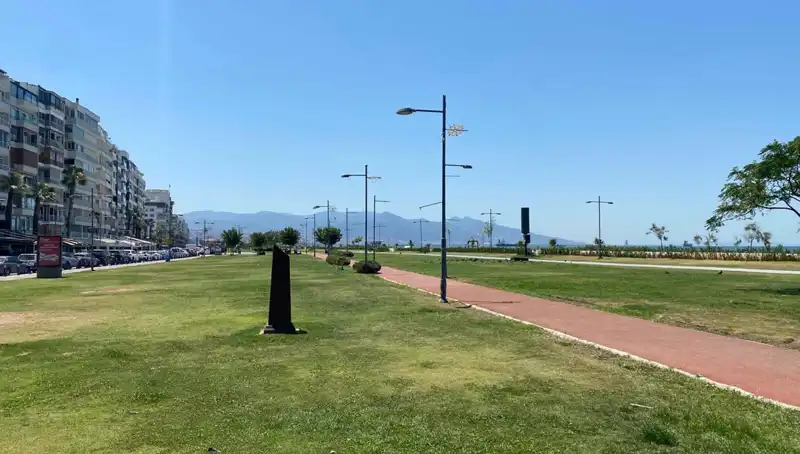 İzmir'de Sıcaklık Rekoru Kırıldı: Kordon'da Sessizlik Hüküm Sürdü!