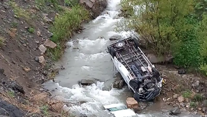 Hakkari'de Minibüs Devrildi: İki Can Kayıp, Üç Yaralı İddiaları Gündemde