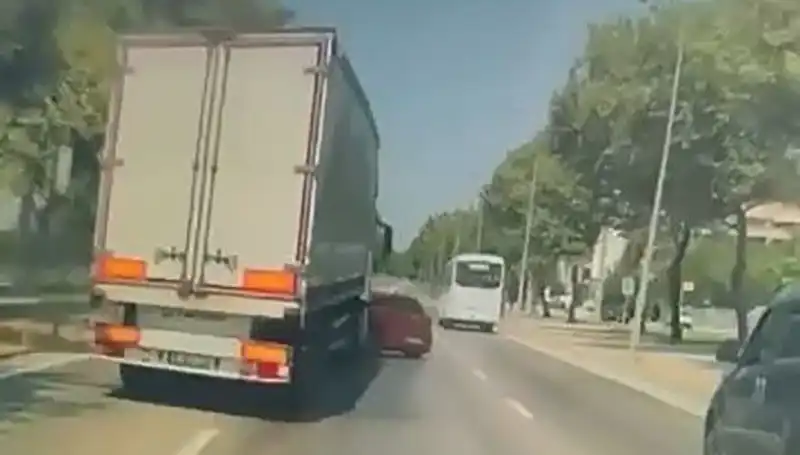 Bursa'da Dikkat Çeken Kör Nokta Kazası: Sürücüler Uyarıldı!