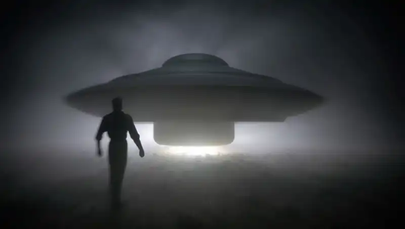 UFO Uzmanından Şok Açıklama: "Uzaylılar Masum İnsanları Hedef Alıyor"
