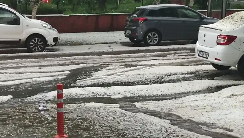 Ardahan'da Dolu Yağışı Şehri Beyaza Bürüdü: Doğa Bir Kez Daha Şaşırttı