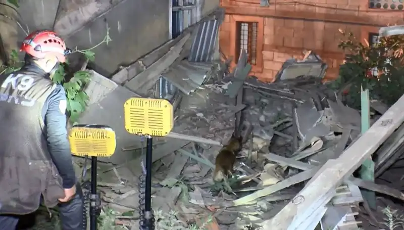 İstanbul'da Beklenmedik Deprem Sonrası Hasar Gören Bina Çöktü: Olay Anı ve Sonrası