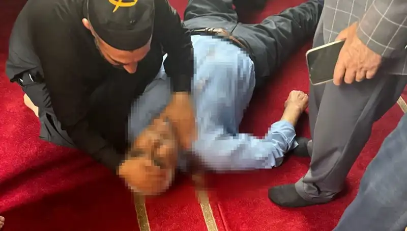 Camide Namaz Kılarken Bıçaklanan Cemaat Üyesinin Dramı