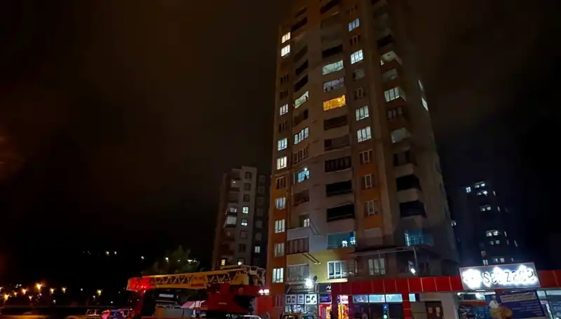 Yıldırım, Apartman Çatısına Düşerek Faciaya Yol Açtı