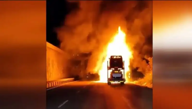 Otomobil Yüklü Tırda Çıkan Yangın: 8 Araç Küle Döndü!