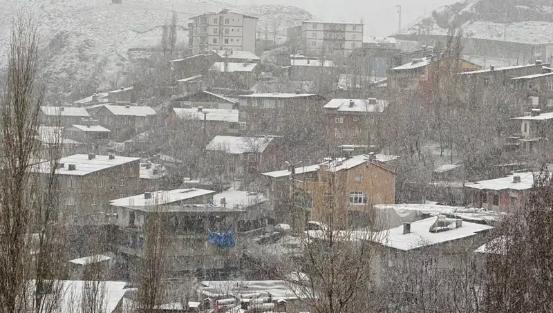 Hakkari'de Nisan Ayında Beklenmeyen Kar Yağışı Şaşırttı!
