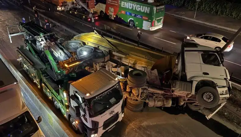 Moloz Yüklü Hafriyat Kamyonu Devrildi: İş Güvenliği Uyarıları Yeniden Gündemde