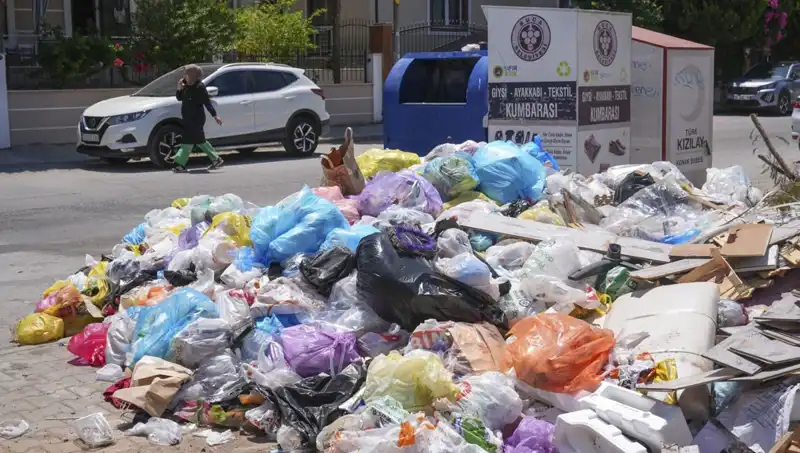 İzmir'de Çöp Yığınları Sorunu: Nedenleri ve Çözüm Önerileri