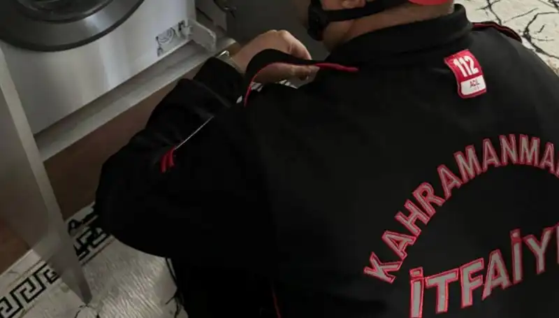Çamaşır Makinesine Sığınan Kedi, İtfaiye Ekipleri Tarafından Kurtarıldı