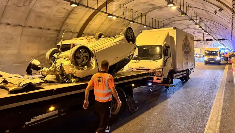 Kuzey Marmara Otoyolu'nda Feci Kaza: Otomobil ve Kamyonet Çarpıştı, Yolu Kapatıldı
