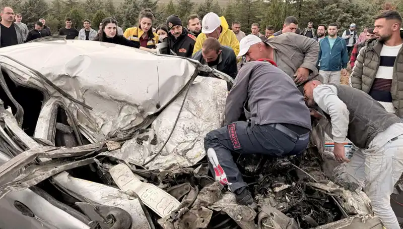 TIR ile Çarpışan Araç Kağıt Gibi Ezildi: Kaza Anı Kayıtlara Geçti