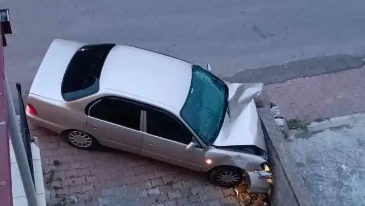 Kontrolü Kaybeden Şoförün Duvara Çarptığı O Anlar!