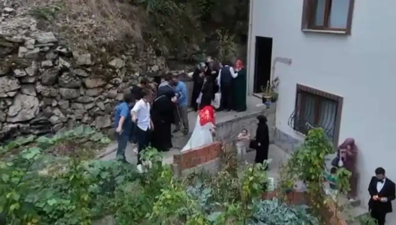 Düğün Eğlencesi Kanlı Çatışmaya Dönüştü: Sıkan Kurşunlar ve Kaçış Anı