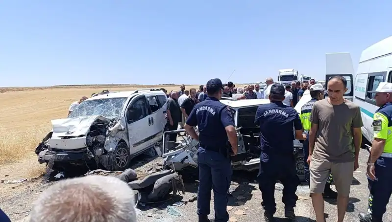 ** Feci Kaza: Otomobil ve Hafif Ticari Araç Çarpıştı, 4 Kişi Hayatını Kaybetti
