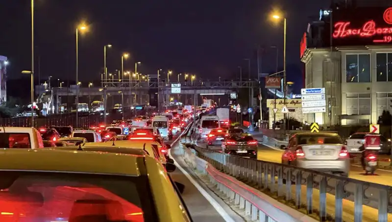Yenibosna Metrobüs Yaya Üst Geçidinde Hayati Çalışmalar Başladı!