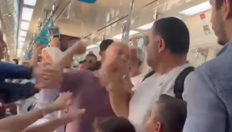 Marmaray'da Yumruklu Kavga: Yolcular Gözlerine İnanamadı!