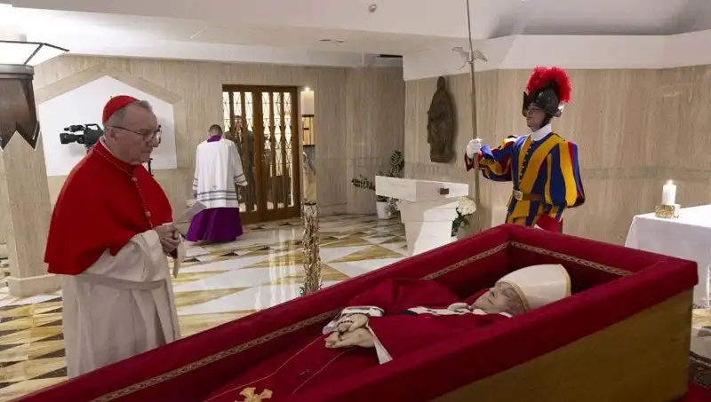 Papa'nın Tabuttaki Fotoğrafları Yayınlandığı İçin Tahminler Artıyor