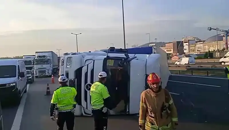 Pendik TEM Otoyolu'nda TIR Devrildi: İstanbul’a Giden Yolda Trafik Kaosu