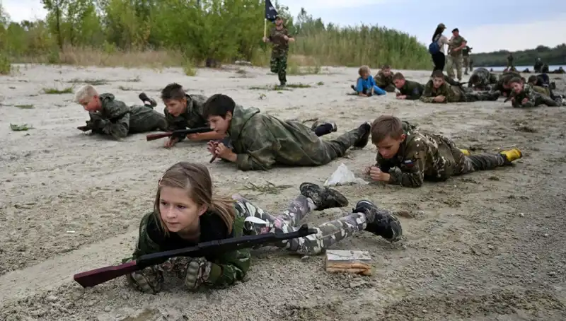 Rusya'da 8 Yaşındaki Çocukların Askeri Eğitimi: Savaşın Karanlık Yüzü