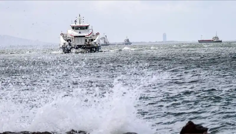 İzmir Vapur Seferleri Fırtınadan Etkilendi: Yolcular Ne Yapmalı?