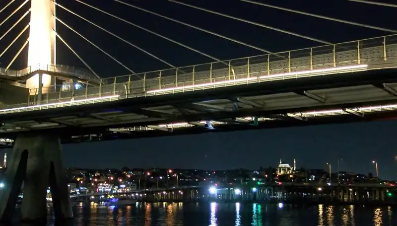 İstanbul'da Metro Köprüsünden Denize Düşen Kişi İçin Arama Kurtarma Çalışmaları Başlatıldı