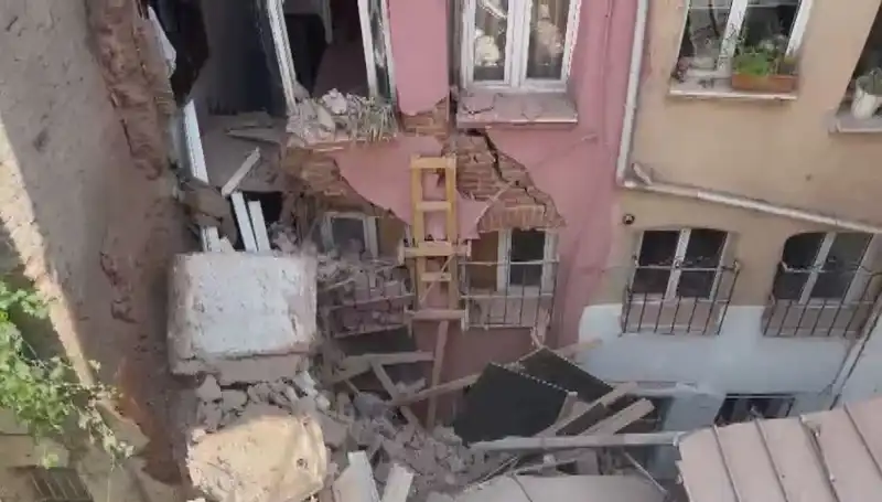 İstanbul'da Üç Katlı Binanın Balkonu Çöktü: Olay Anı ve Sonrası