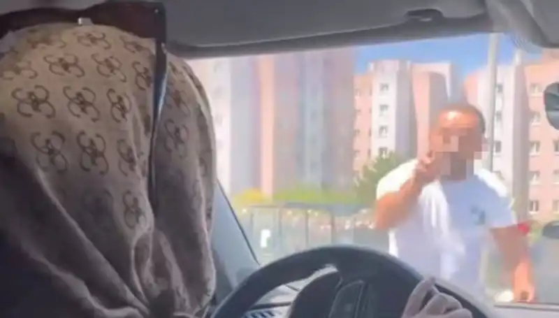 Aniden Patlayan Trafik Kavgası: Bir Aracın Camını Yumruklama Olayı