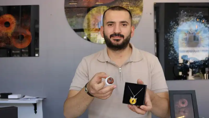 Çektiği İris Fotoğraflarını Takı ve Tabloya Dönüştüren Sanatçı: İlk Uygulayan Kendisi