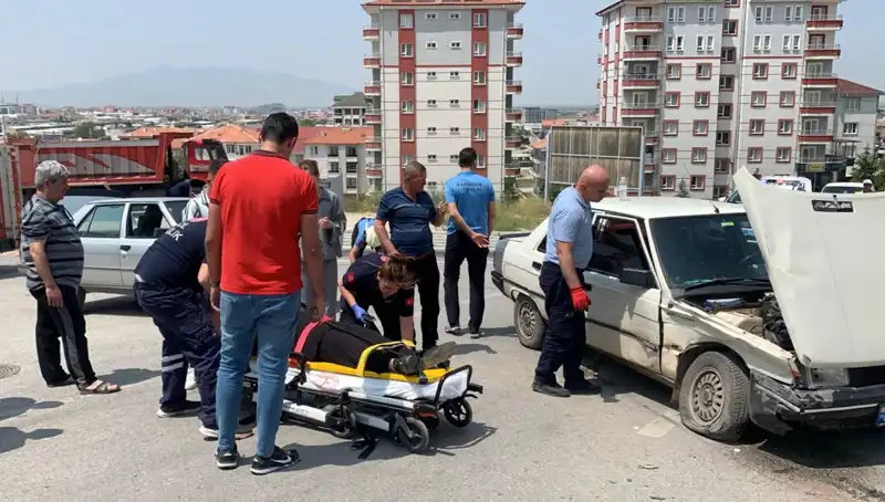 Kavşakta Yaşanan Kaza İki Kişinin Yaralanmasına Sebep Oldu