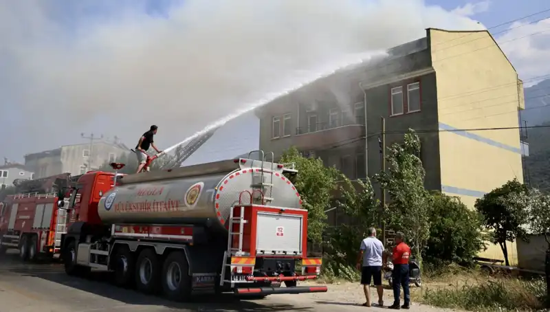 Çatı Katında Yangın: Korkutan Anlar ve Heroik Müdaheler