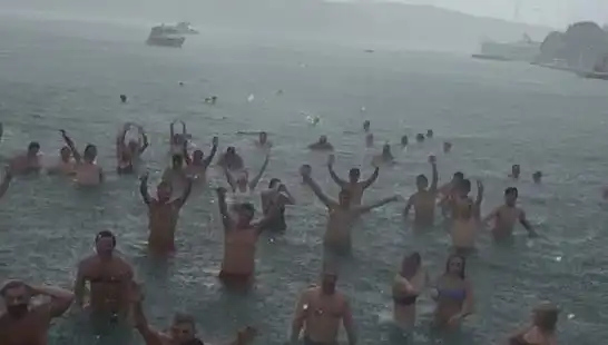 İstanbul’un Bebek Plajında Yağmura Rağmen Denize Girenler Şaşırttı